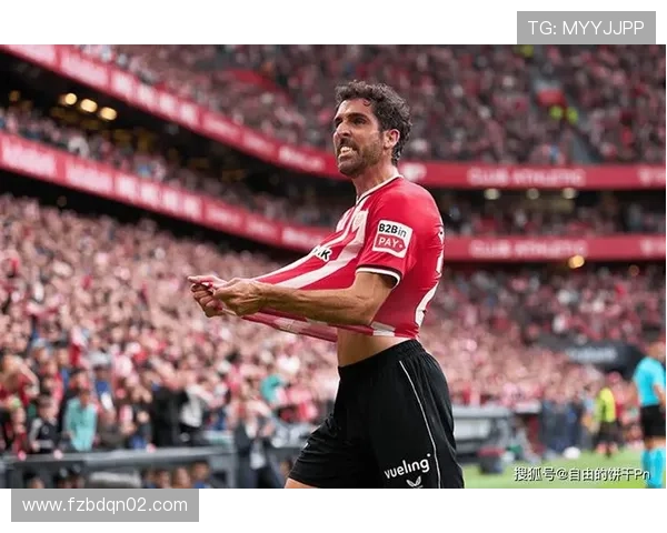 近期崛起的足球明星们如何在赛场上书写传奇与辉煌