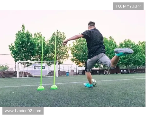 追随足球明星的脚步体验同款背包带来的时尚与活力