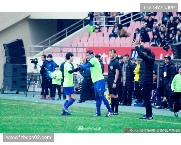 中国足球明星的女友们：她们的故事与生活揭秘